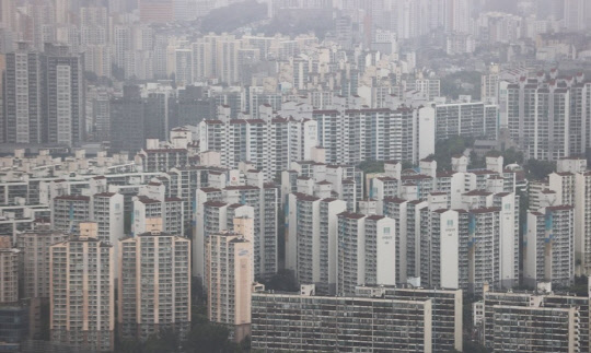 올해 하반기를 기준으로 당초 올해 분양예정물량의 70% 이상이 공급되지 못하고 사업이 지연되고 있는 것으로 나타났다. 사진은 서울 아파트 단지 전경.   연합뉴스